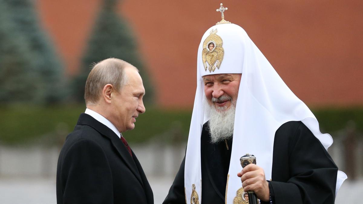 Russian president greeting with a church's priest
